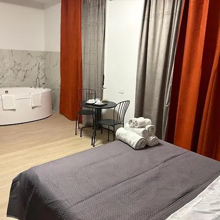 Mary House Con Vasca Idromassaggio Jacuzzi Al Centro Di B&B 4*